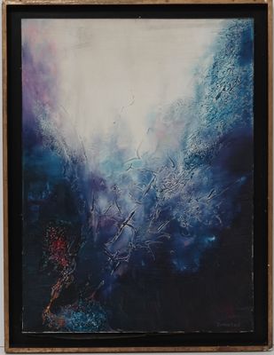tableau représentant une œuvre abstraite bleue et blanche accrochée à un mur