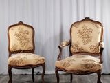 paire de fauteuils anciens de style Louis XV en bois sculpté