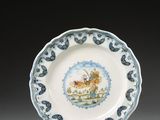 une assiette bleue et blanche avec une image d'un homme à cheval