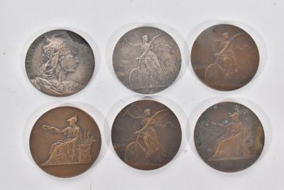 six types de pièces différents sont présentés sur une surface blanche