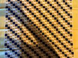 une couette jaune et bleue à carreaux