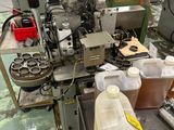 une machine sur laquelle se trouvent de nombreuses bouteilles et récipients