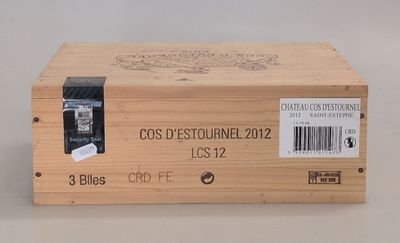 une boîte en bois sur laquelle est collée une étiquette portant l'inscription « cos d'Estournel 2012 »