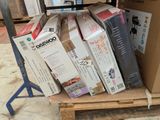 une pile de cartons posée sur une palette
