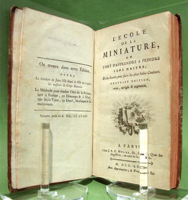 deux bougies posées sur un livre