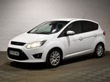 La Ford C-Max blanche est garée dans un garage