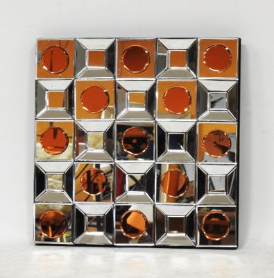 une photo d'un miroir accroché au mur