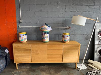 une armoire en bois surmontée d'une lampe
