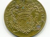 une vieille pièce de monnaie surmontée d'une couronne, posée sur un fond blanc