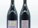 deux bouteilles de vin posées l'une à côté de l'autre sur une surface blanche