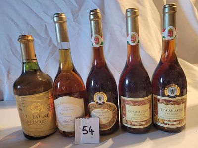 plusieurs bouteilles de vin sont alignées sur une table