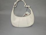 sac à main blanc sur fond gris, avec une bandoulière et une anse blanches