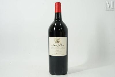 une bouteille de vin posée sur une table