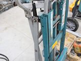 une machine posée sur le sol du garage