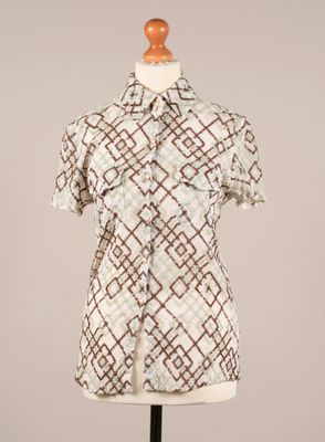 un chemisier pour femme orné d'un motif marron et blanc