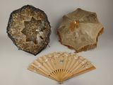 trois ombrelles anciennes en dentelle et un éventail sur fond blanc