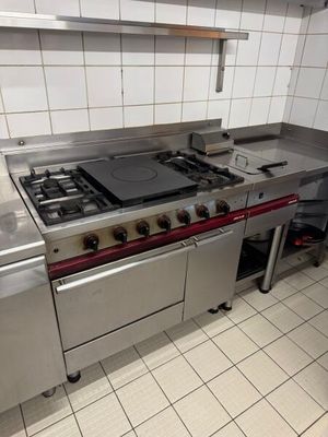 une cuisine équipée d'une cuisinière, d'un four et d'un évier