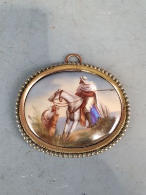 une photo d'une photo représentant un homme à cheval et un chien