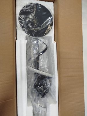une boîte contenant un objet noir et un autre objet noir