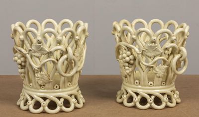 deux vases posés sur une table