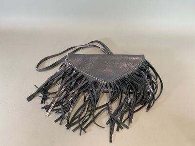 Sac en cuir, à anses, à décor de franges. Bel état
