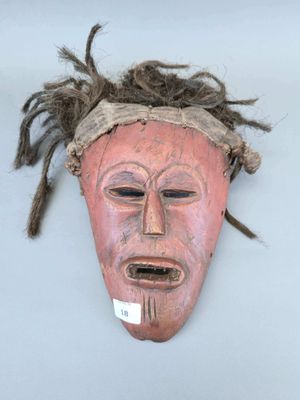 un vieux masque avec des dreadlocks sur la tête
