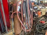 une photo d'un poste de soudage avec de nombreux outils