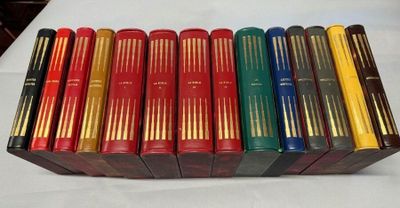 un gros plan sur une rangée de livres posés sur une table