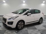 la voiture blanche est garée sur un carrelage à carreaux