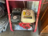 une photo d'un petit générateur à essence dans un garage
