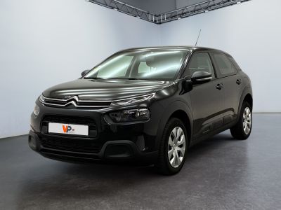 La Citroën noire est garée dans une grande pièce