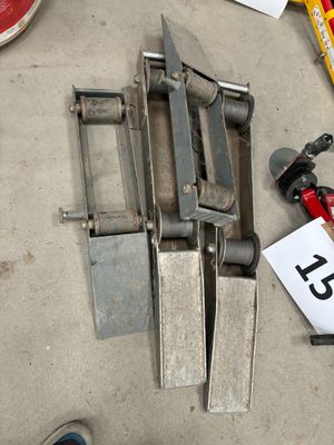 un grand nombre d'outils posés sur le sol