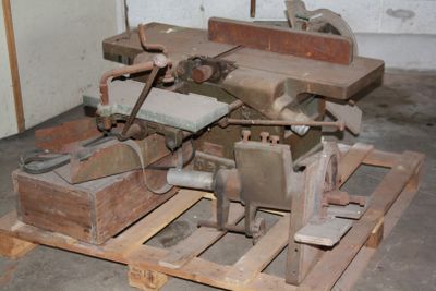 a machine that is sitting on a pallet in a room