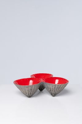 deux bols rouges posés sur une table blanche