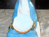 une figurine représentant une femme assise sur une table
