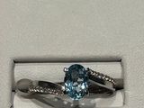 l'image d'une bague ornée d'une topaze bleue