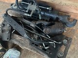 un tas de vieux outils par terre, à côté d'une caisse en bois