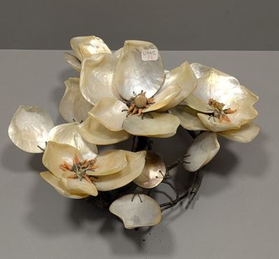 un gros plan sur un bouquet de fleurs posé sur une table