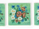 trois tableaux représentant des fleurs sur fond vert