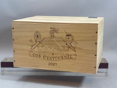 une boîte en bois sur laquelle est représenté un cheval avec un cavalier