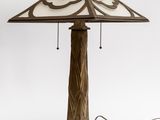 une lampe posée sur une table