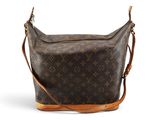 un sac à bandoulière Louis Vuitton sur fond blanc