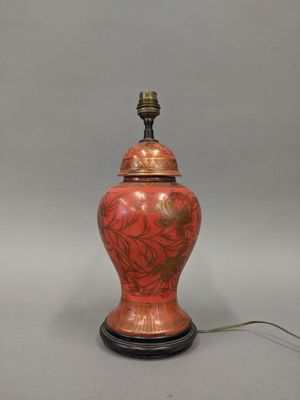 Potiche en porcelaine rouge à décor doré de fleurs, montée e…
