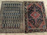 deux tapis orientaux posés sur un parquet dans une pièce