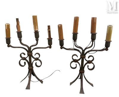 paire de chandeliers vintage en fer forgé avec des bougies