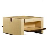 un gros plan d'une table en bois avec un tiroir en dessous