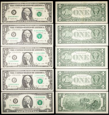 six billets d'un dollar verts et blancs sur fond noir