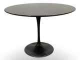 une table noire avec un plateau rond et un piètement noir