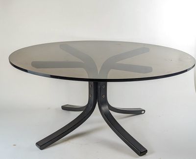 une table noire avec un plateau en verre sur fond blanc