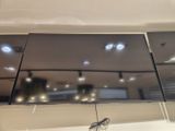 une télévision à écran plat accrochée au mur du salon